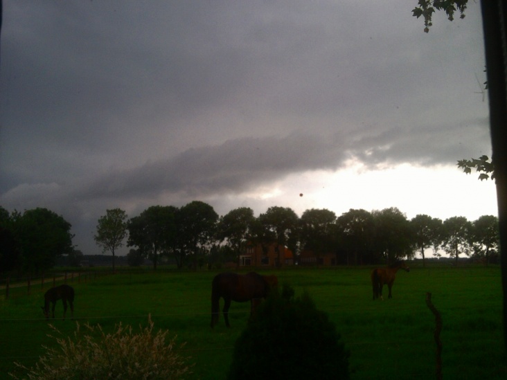 Aankomende_onweersbui_met_shelfcloud.jpg