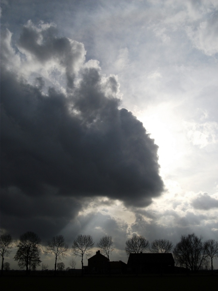 Dreigende_lucht_met_jacobsladder.jpg