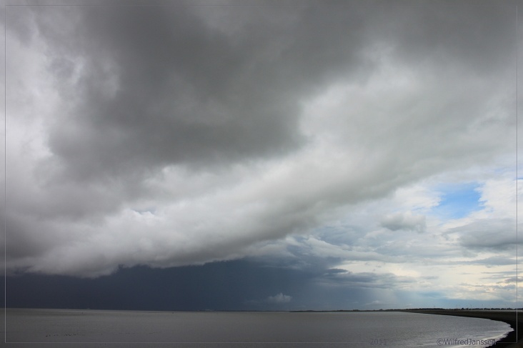 small_Thunderstorm_waddenzee.JPG