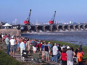 800px_Army_Corps_operates_spillway_in_Louisiana.jpg