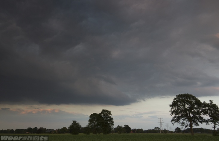 20110609_2123__Broekweg__bij_Slaapweg__Buiachtige_bewolking__lijkt_licht_mammatus_te_zitten_.jpg