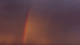 Regenboog met onweer