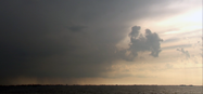Wolkenluchten en onweer van afstand