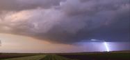 Wolkenluchten en onweer boven Schiphol